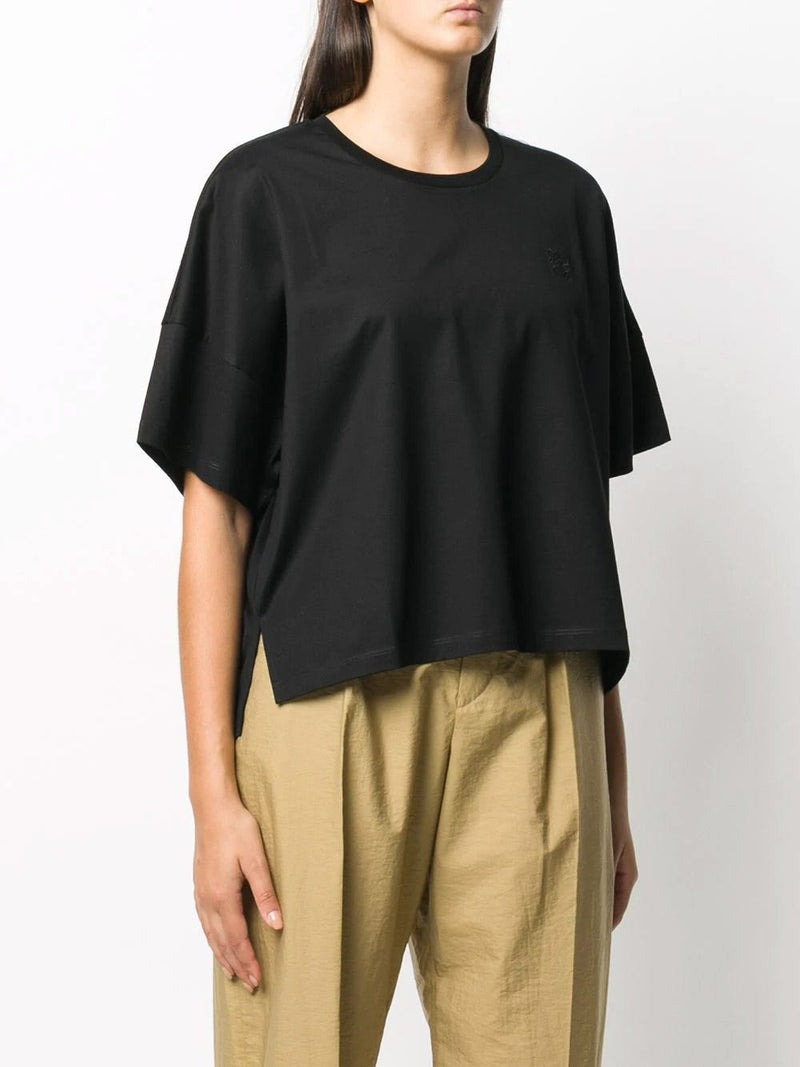 Camiseta cropped negra con anagrama bordado